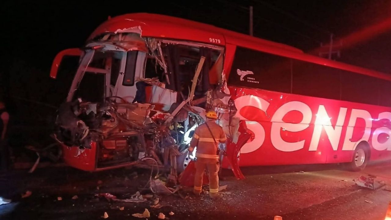 Iban a Monterrey: Autobús con pacientes del IMSS choca con un tráiler; reportan 12 víctimas