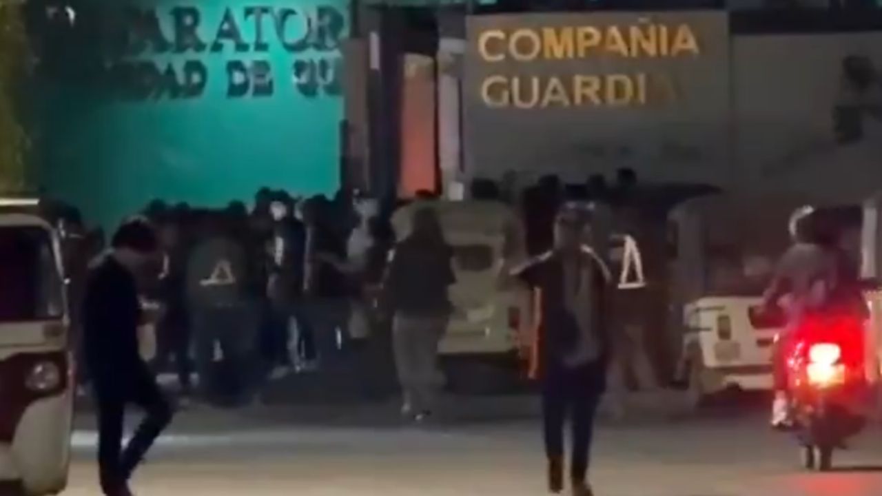 Protesta violenta en Zapopan: Mototaxistas causan destrozos en cuartel de la Guardia Nacional (VIDEO)