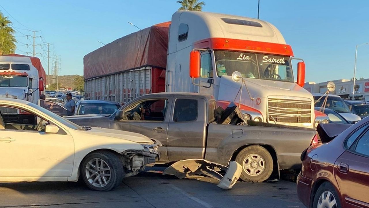 Choque múltiple en Hermosillo: Tráiler se lleva a 11 vehículos y deja ocho personas heridas