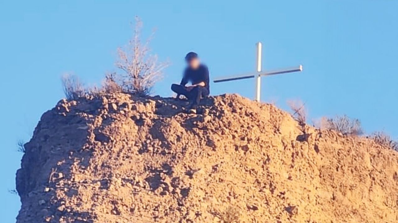 Amenazaba con arrojarse: Policías evitan que joven se quite la vida en cerro de Nogales