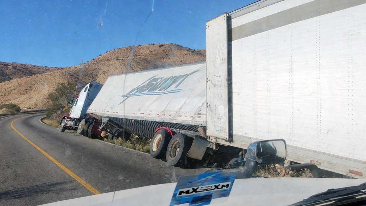 Accidente vehicular en Sonora: Tráiler se sale del camino en la carretera Cananea – Ímuris