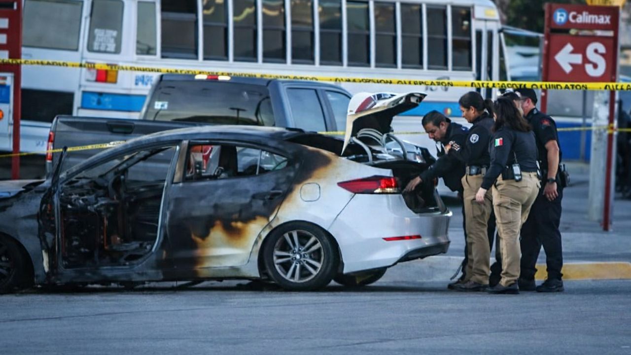 Violencia en Tijuana: Encuentran tres cuerpos dentro de vehículo incendiado en plena calle