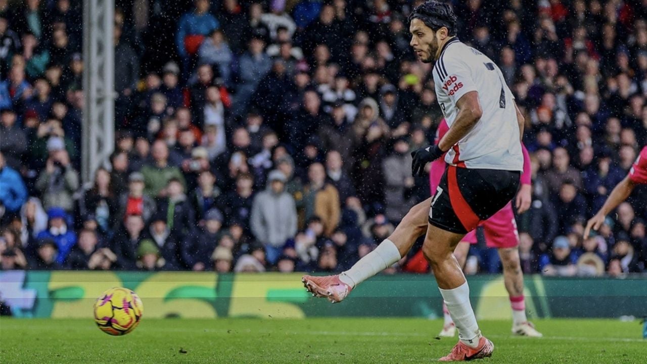 Raúl Jiménez histórico; marca su gol 200 pero no evita la caída del Fulham ante el Manchester United