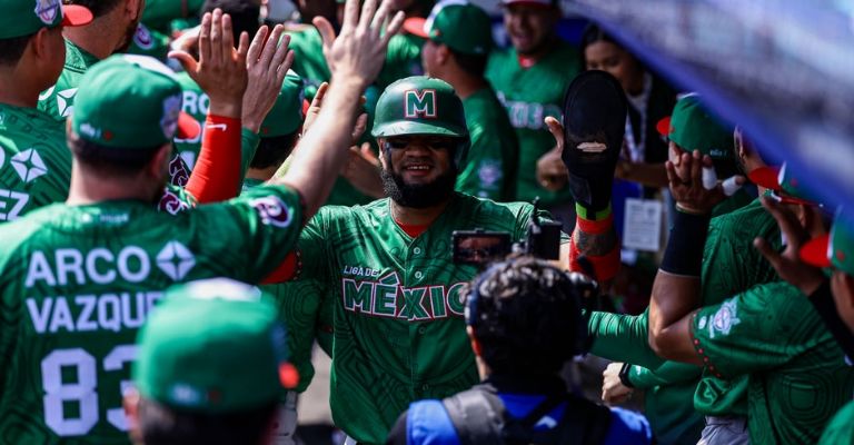 Córdoba es felicitado después de anotar