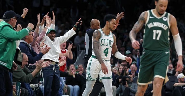 Simmons y los aficionados de Boston festejan