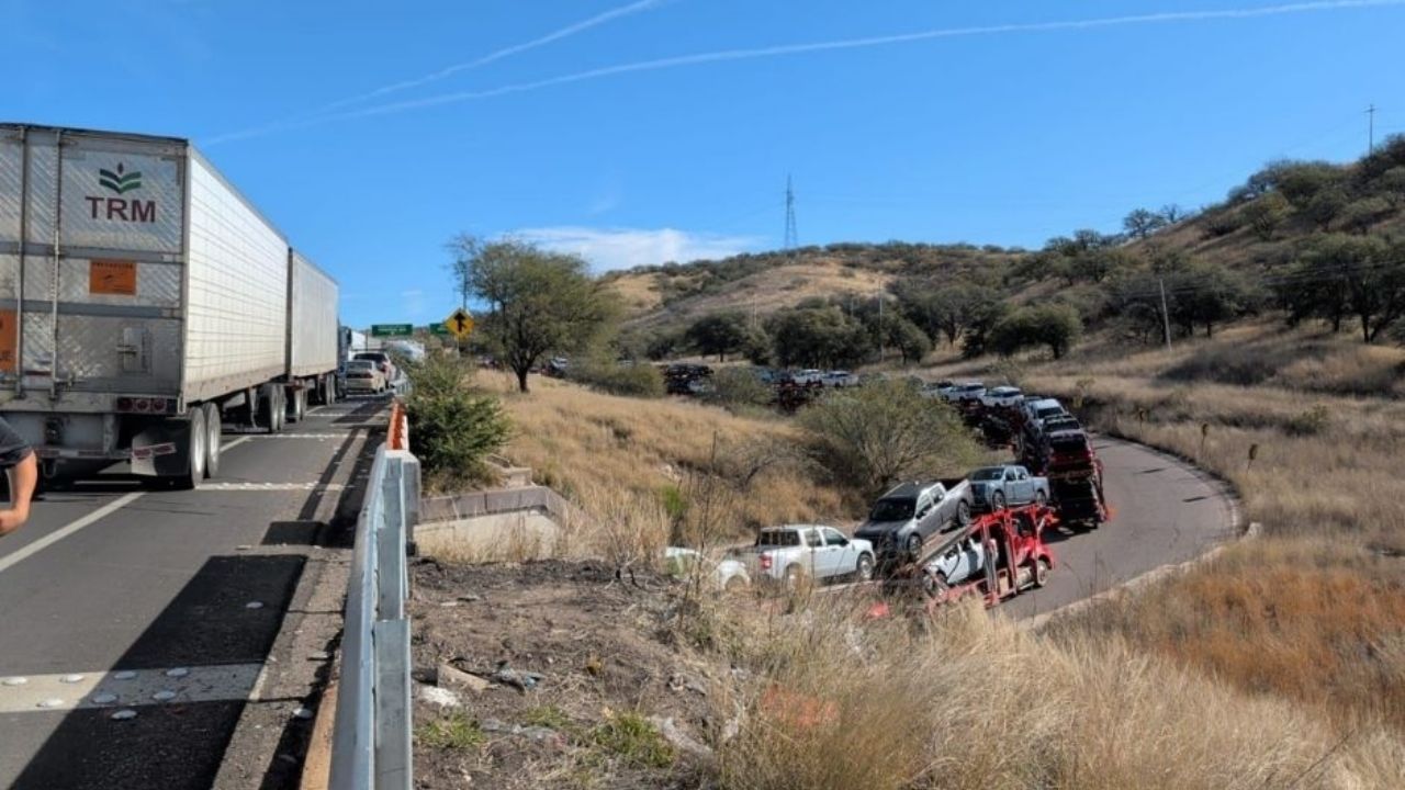 Alerta en Nogales: Reportan flujo vehicular lento en el recinto fiscal; autoridades piden paciencia