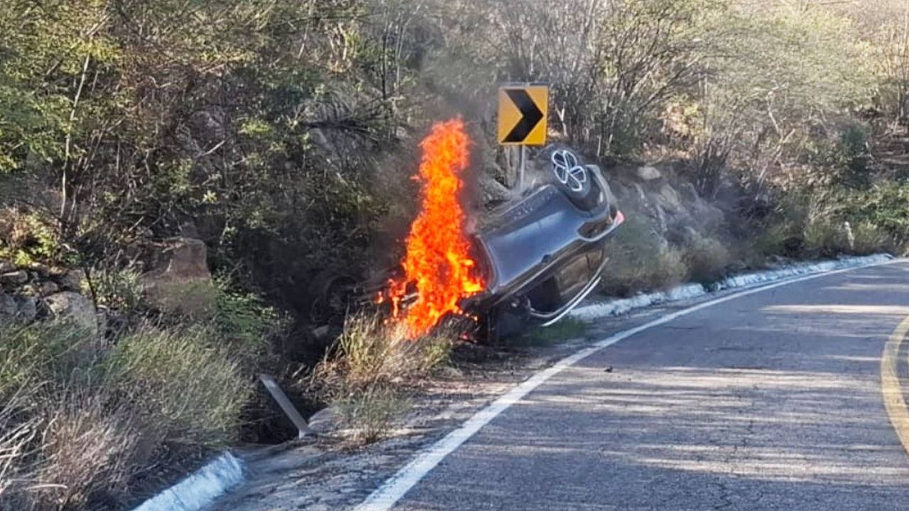 Volcadura e incendio de vehículo deja una persona lesionada en carretera Ures – Mazocahui