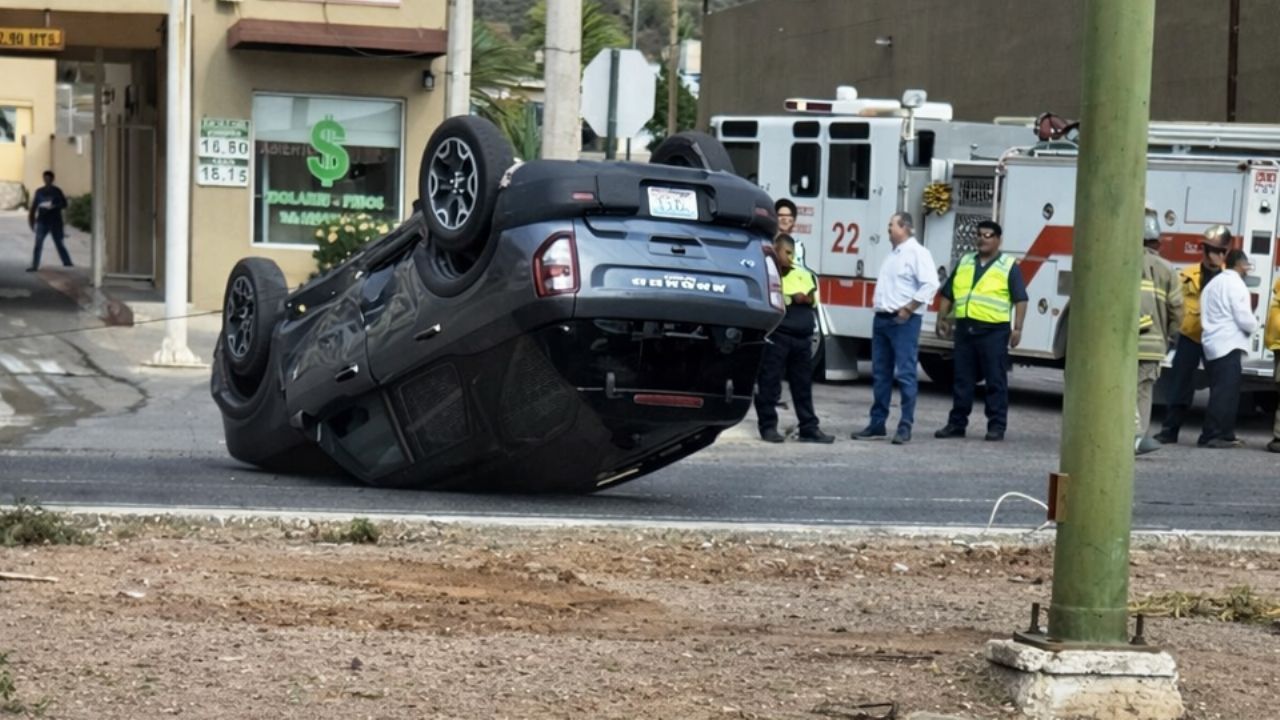 Choque volcadura al norte de Guaymas deja tres personas lesionadas, entre ellas dos menores