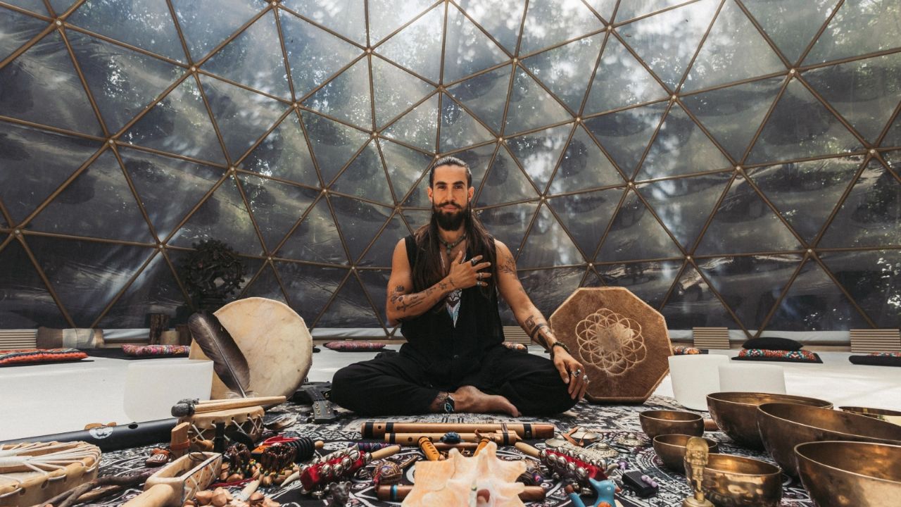 Mentor Espiritual y Músico Medicina sonorense destaca con sus terapias y conciertos sónicos alrededor del mundo.