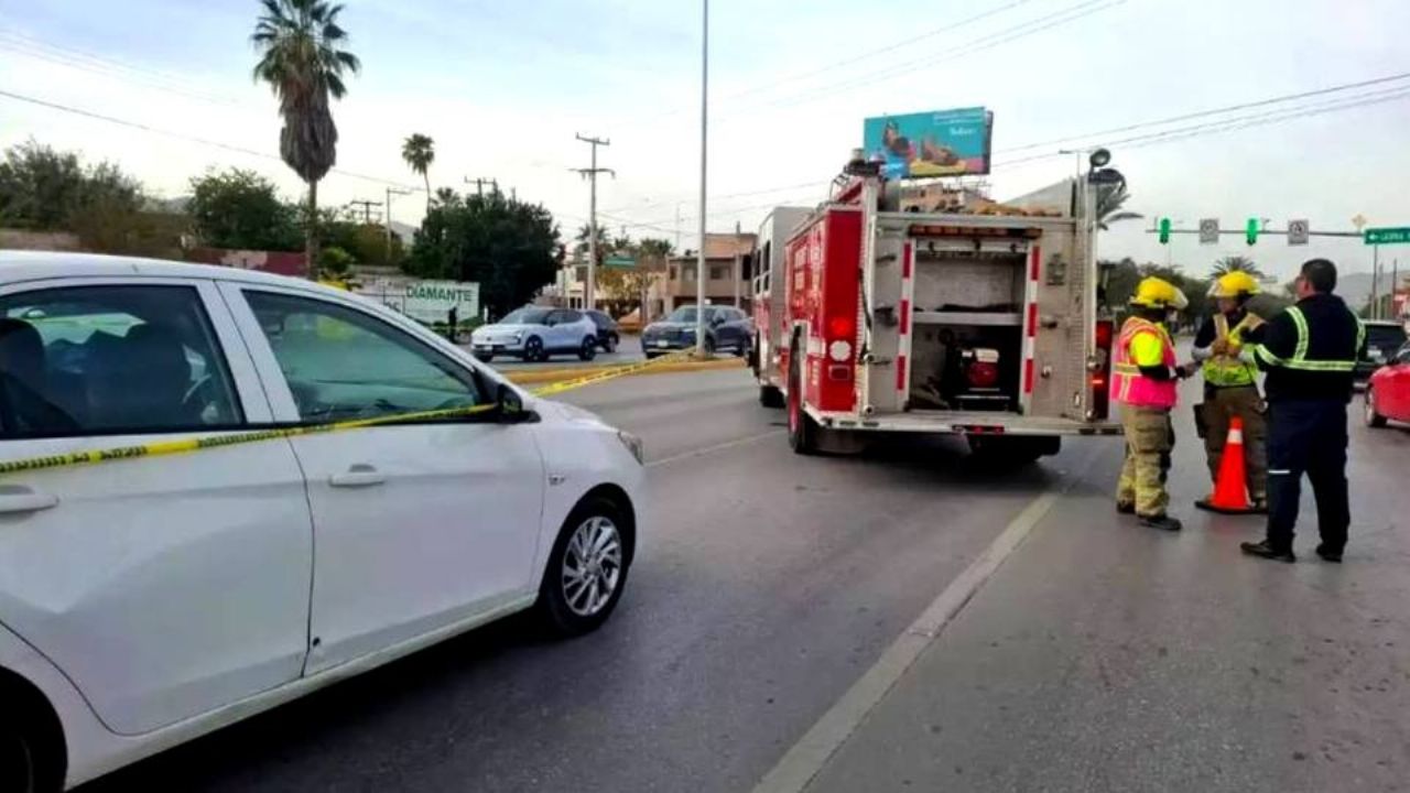 Autoridades investigan muerte de sexagenario a bordo de su vehículo en bulevar de Torreón