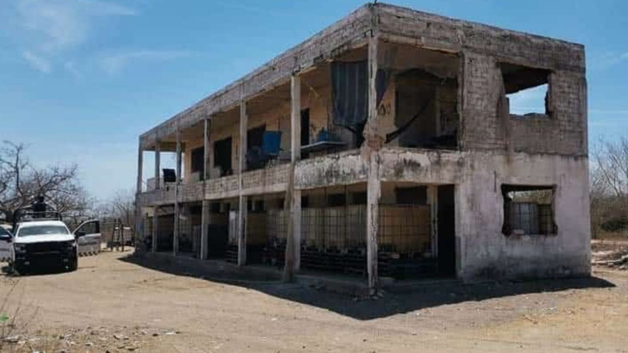 Encuentran campamento usado para el huachicol en Sinaloa; decomisan vehículos y armamento