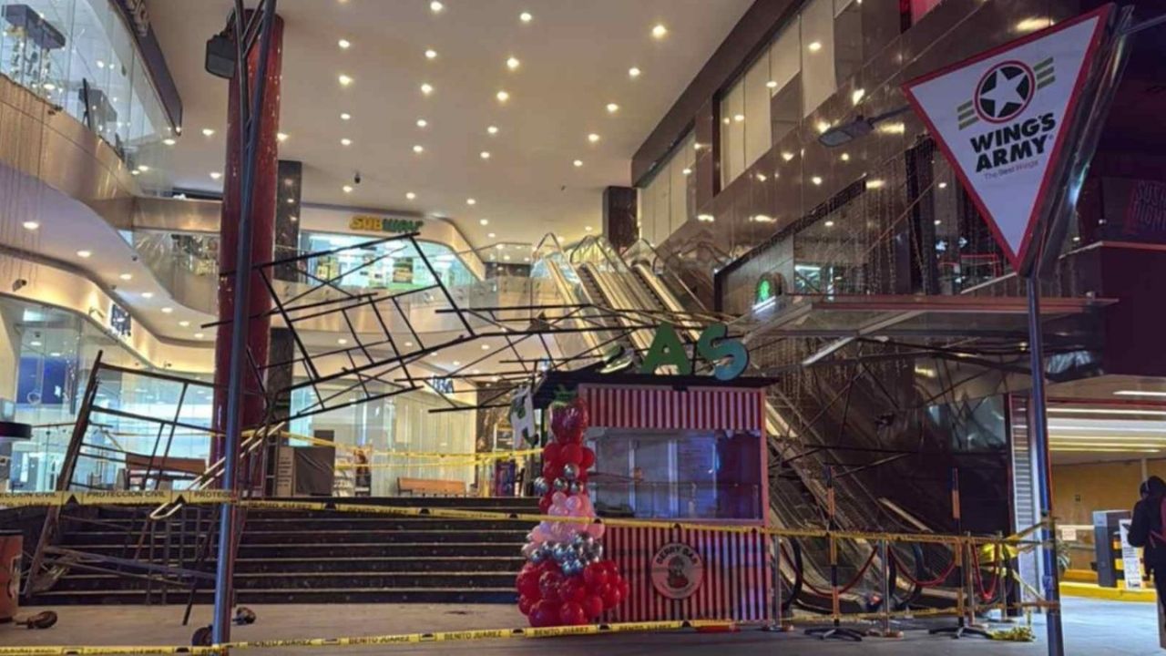 FOTOS: Colapsa andamio en plaza de la Benito Juárez CDMX; un trabajador fue hospitalizado GRAVE