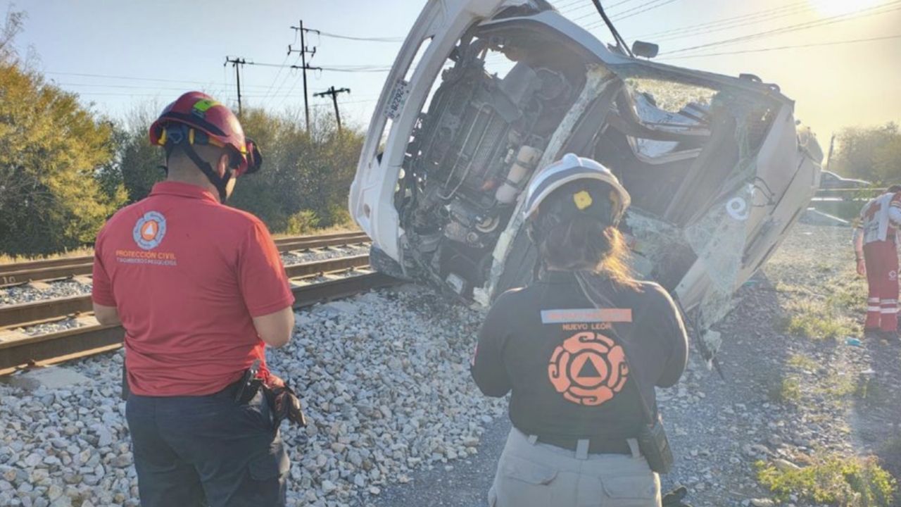A tempranas horas, camión de pasajeros colisiona contra tren en Pesquería, NL: Reportan 2 muertos