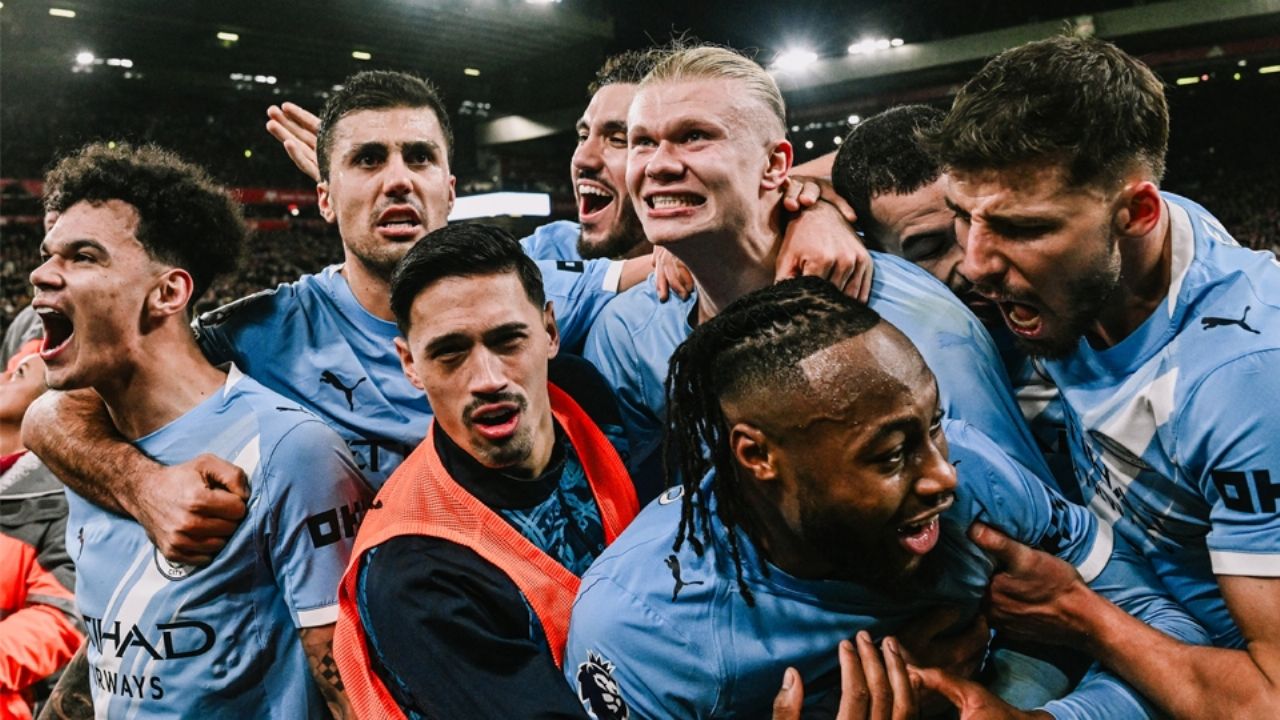 Con polémica arbitral, el Manchester City remonta y vence al Liverpool en la Premier League