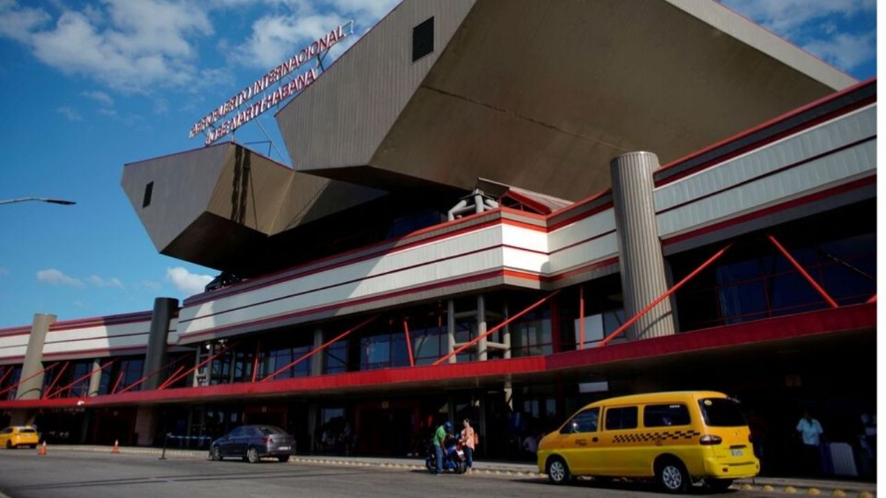 Rusia busca apoyar a Cuba tras notificar que se queda sin combustible para aviones