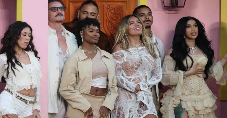 Karol G, Pedro Pascal y Jessica Alba entre los artistas invitados a la casita de Bad Bunny en el Super Bowl LX