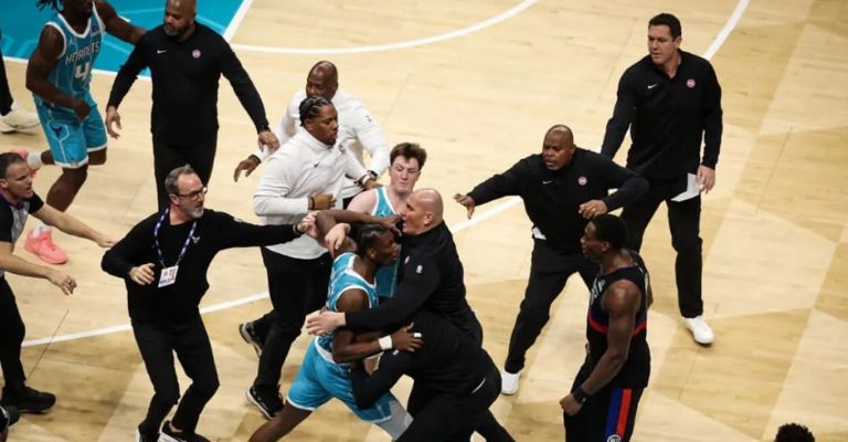 Los jugadores tuvieron que ser separados