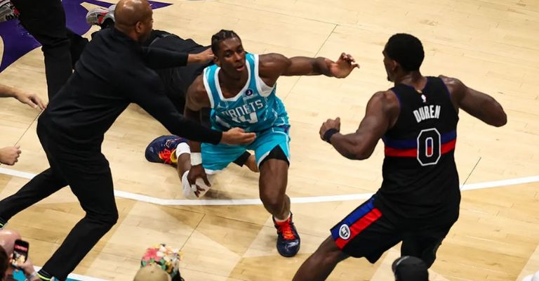 El zafarrancho escaló rápidamente sobre la duela