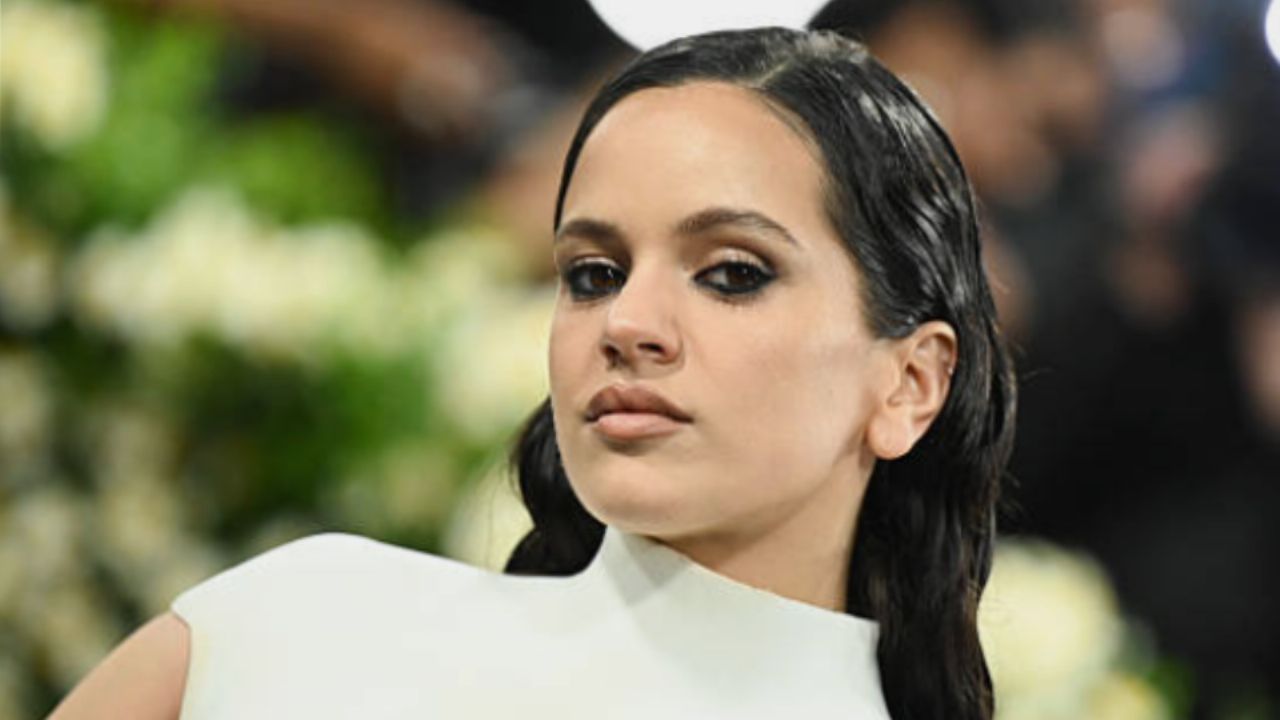 Denuncian a Rosalía por encender un cigarro en entrevista; advierten que la sanción sería millonaria