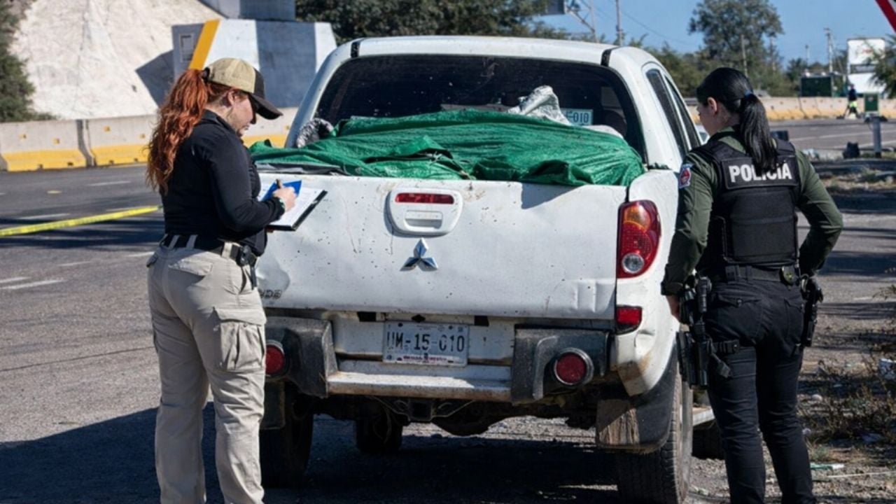 Abandonan camioneta con varios cuerpos en autopista de Navolato; serían hasta ocho víctimas