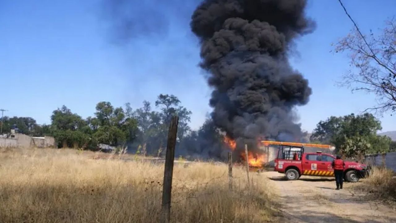 Se incendia bodega utilizada para almacenar huachicol en Hidalgo; los responsables huyeron