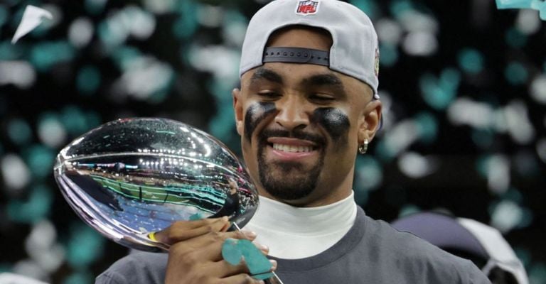 Hurts se coronó en su segunda oportunidad