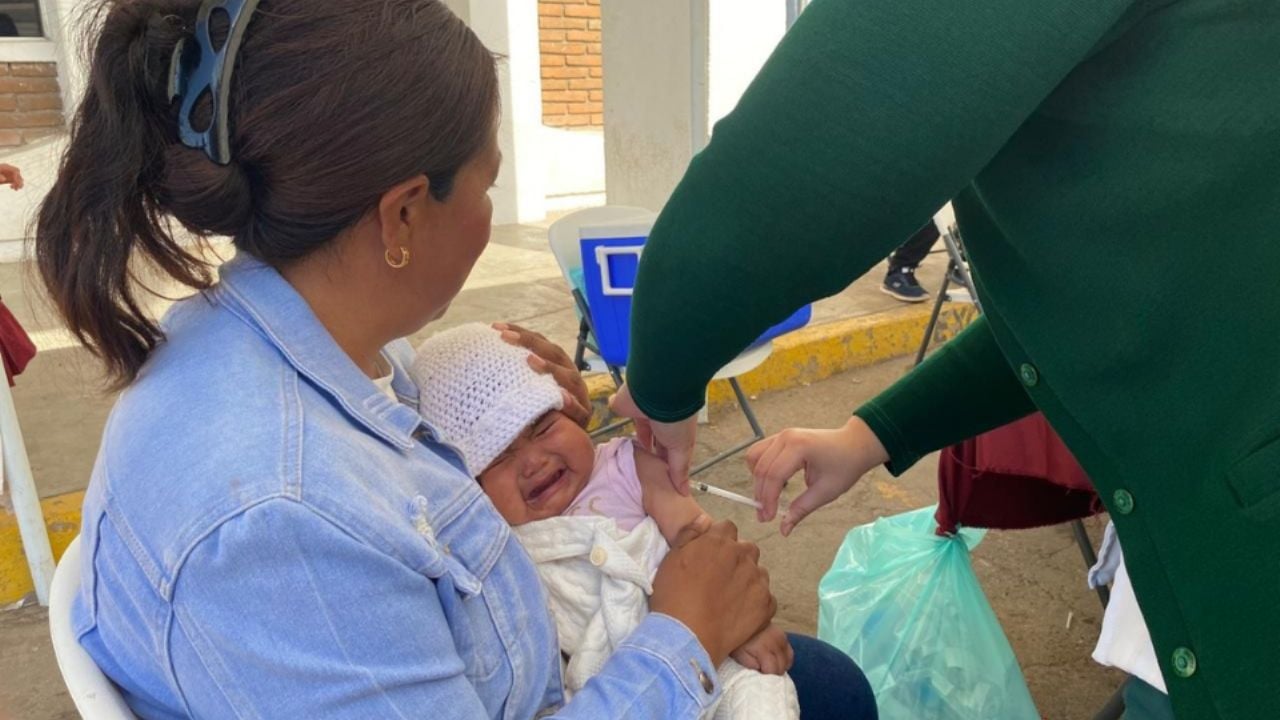 Familias acuden a vacunarse contra el sarampión en el Palacio Municipal de Navojoa