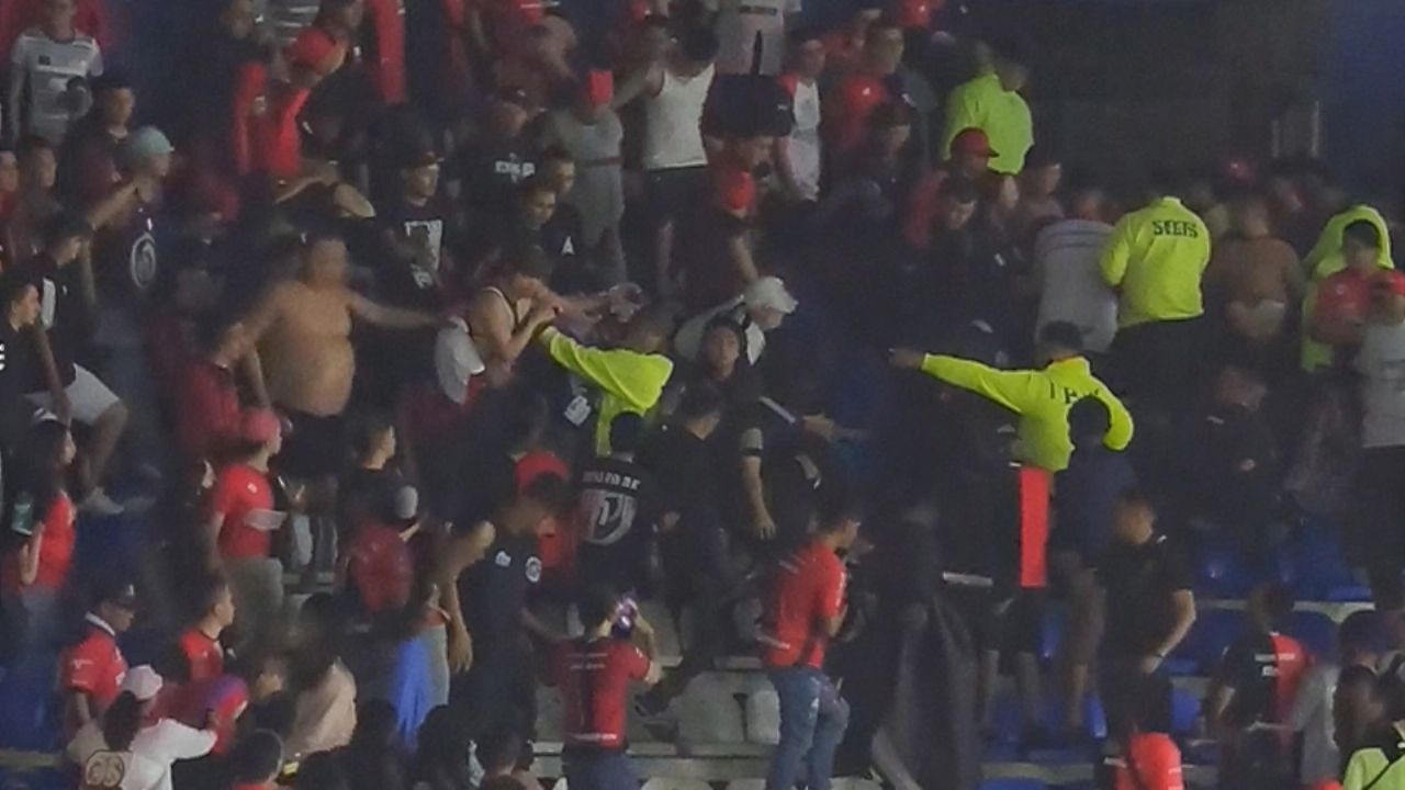 Violencia vuelve a manchar la Liga MX: Barras protagonizan riña en el duelo Atlas vs Pachuca