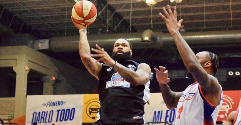 Justin Moss busca encestar par de unidades