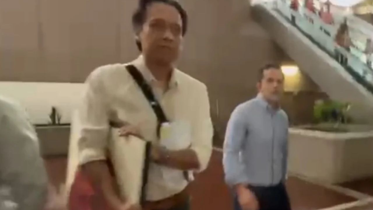 VIDEO: Tras 4 días ‘atrincherado’, Marx Arriaga sale de su oficina de Materiales Educativos de SEP