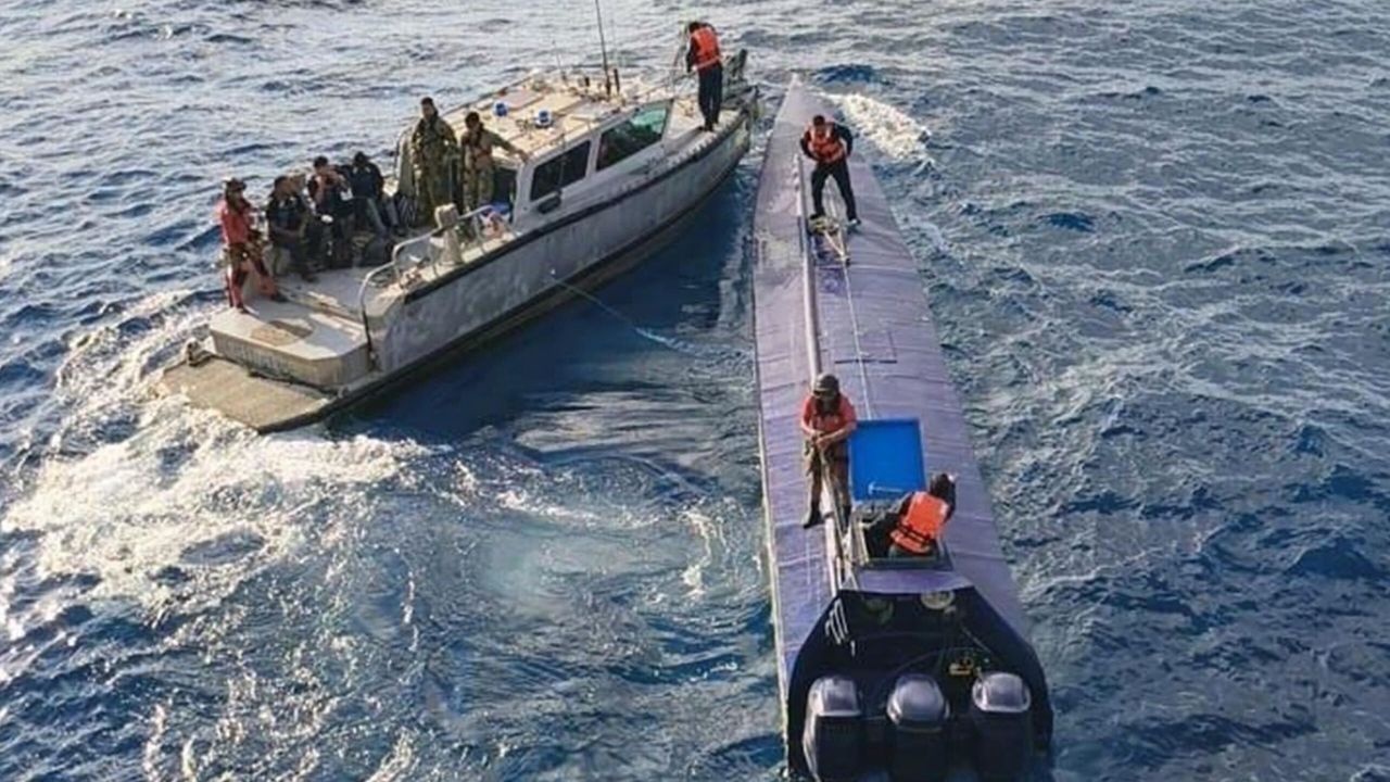 Semar intercepta sumergible con cuatro toneladas de droga en costas de Colima