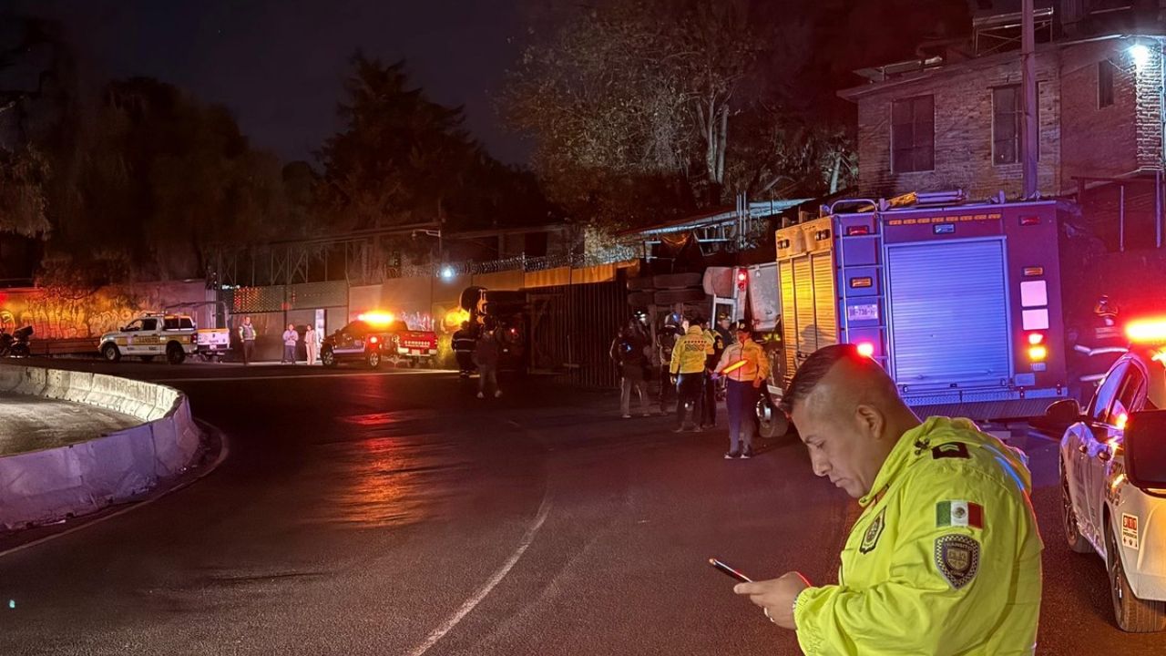 ¿Qué pasó en Viaducto Tlalpan HOY? Volcadura de tráiler afecta el TRÁFICO en CDMX rumbo a Morelos