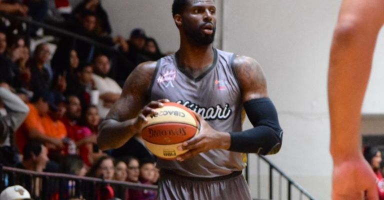 Tony Farmer se estrenó en la temporada con Halcones