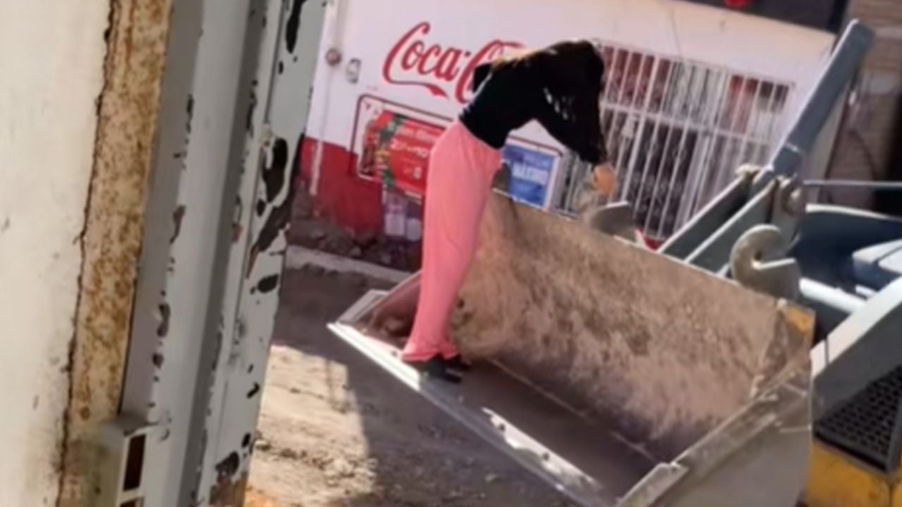 VIDEO: Joven se vuelve viral por pedir ayuda a operador de excavadora para comprar tortillas