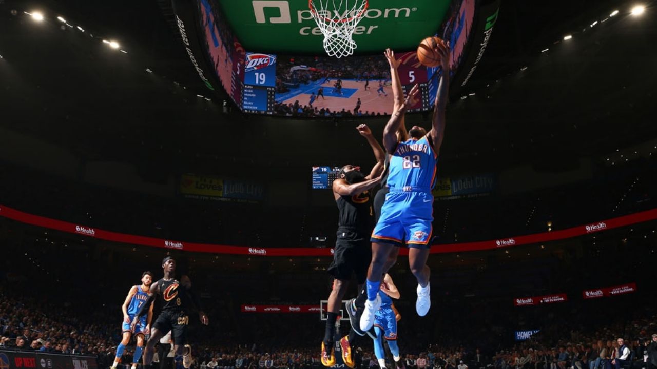 El Thunder, con desventaja numérica, madruga y le corta la racha triunfal a los Cavaliers