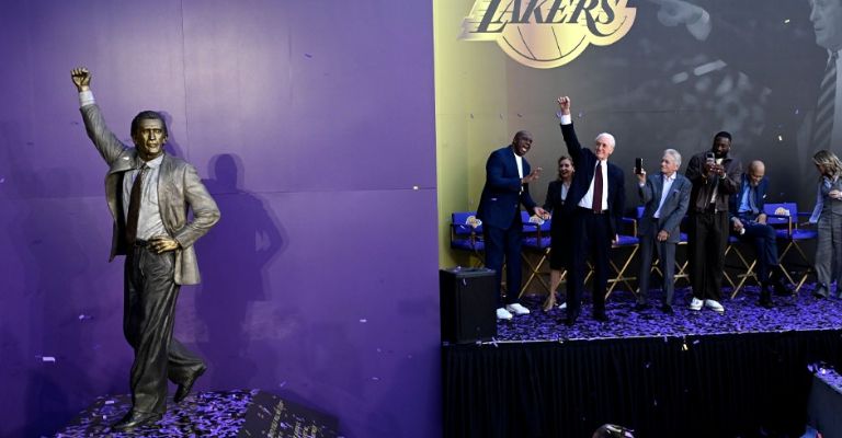 Riley imita la imagen de su estatua durante la develación