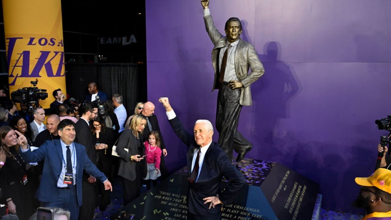 Honor a quien honor merece; Lakers inmortalizan a Pat Riley con estatua afuera de su arena