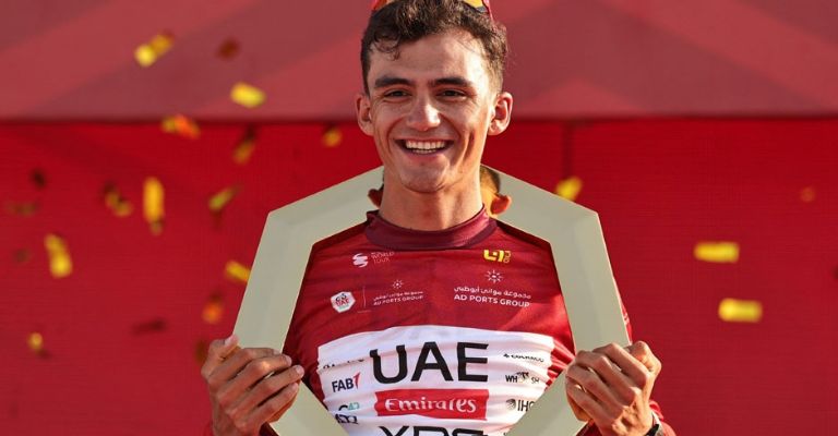 Del Toro con su trofeo de campeón en el UAE Tour