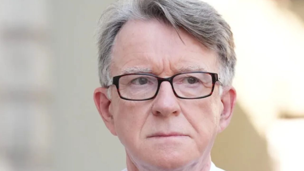 Exembajador británico Peter Mandelson queda libre bajo fianza mientras investigan nexos con Epstein