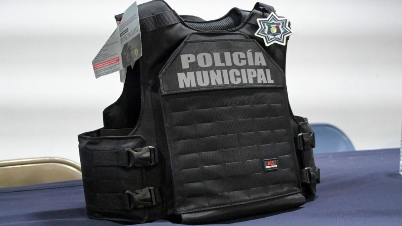 Alcalde de Agua Prieta entrega chalecos balísticos a elementos de la policía municipal