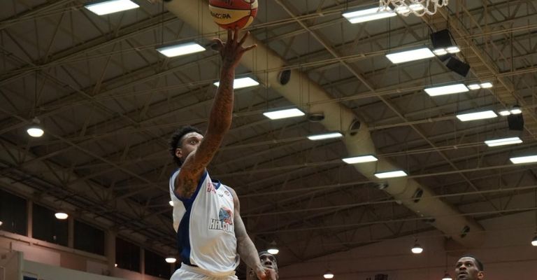 Whittington salió lesionado del juego