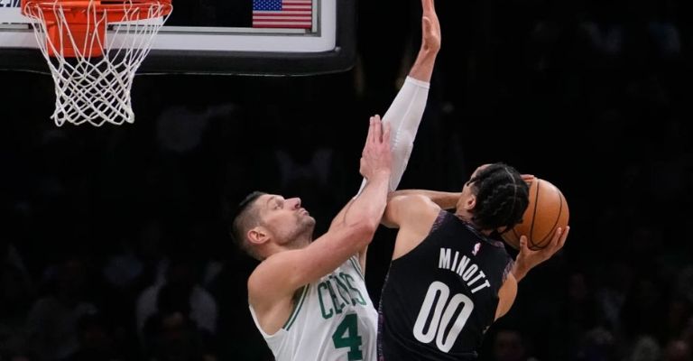 Vucevic trata de bloquear un ataque de Josh Minott