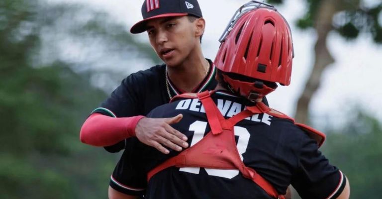 Parra festeja una de sus victorias con su receptor