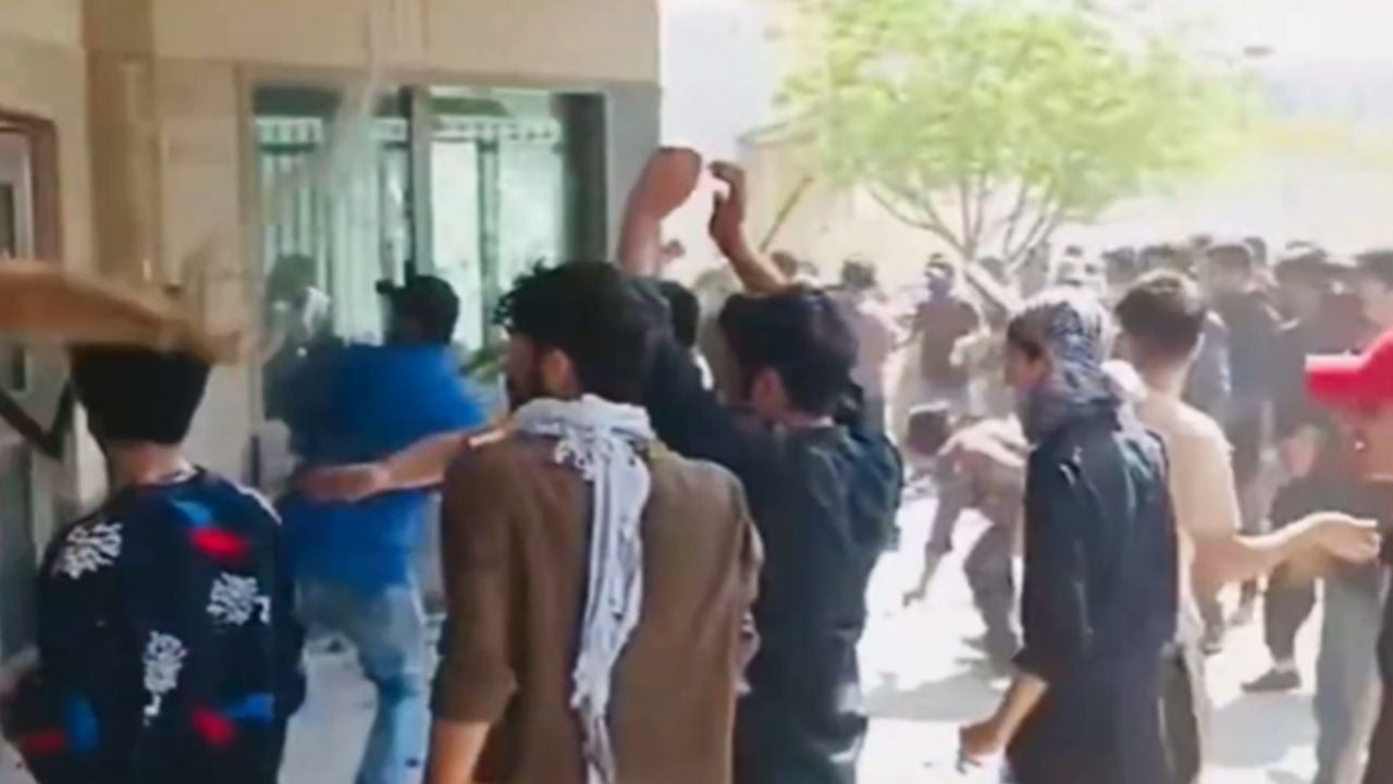 Se desata enfrentamiento en Consulado de EU en Pakistán tras muerte de Alí Jamenei; reportan 9 MUERTOS