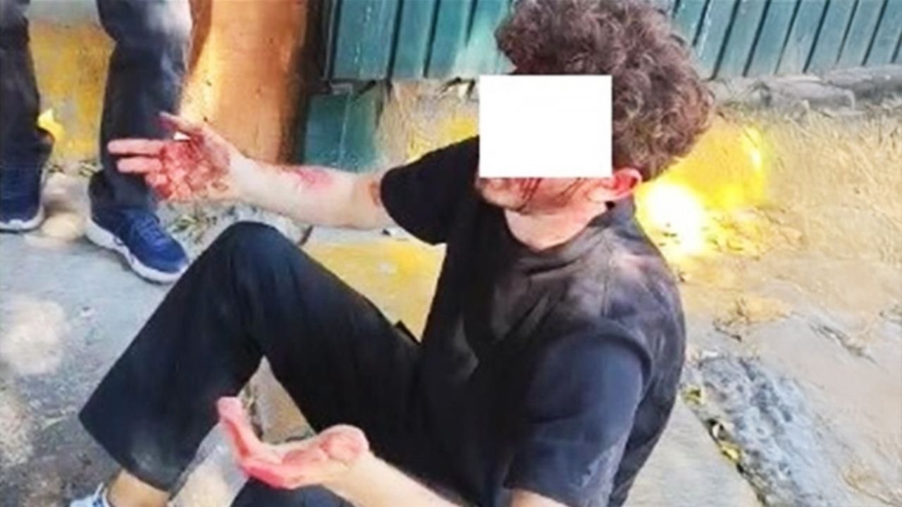 VIDEO: Golpean a joven extranjero que fotografiaba sepelio de ‘El Mencho’ en panteón de Jalisco