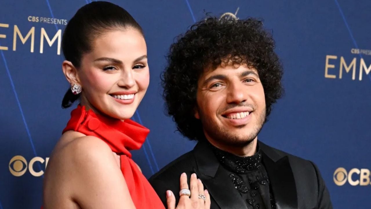 VIDEO: Selena Gomez besa los pies sucios a Benny Blanco en pódcast y las redes estallan: “Desagradable”