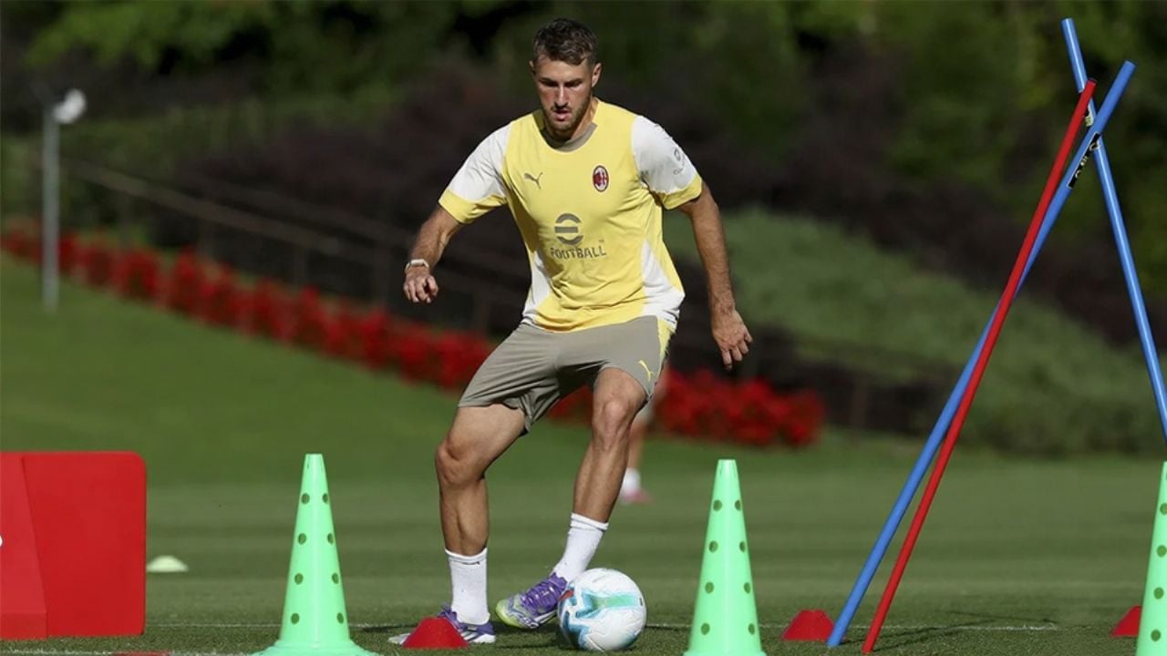 ‘Santi’ Giménez vuelve a entrenar con el AC Milan; esta sería la fecha para su regreso a las canchas