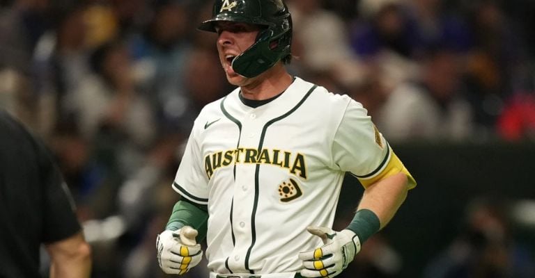 Perkins celebra después de pegar su cuadrangular