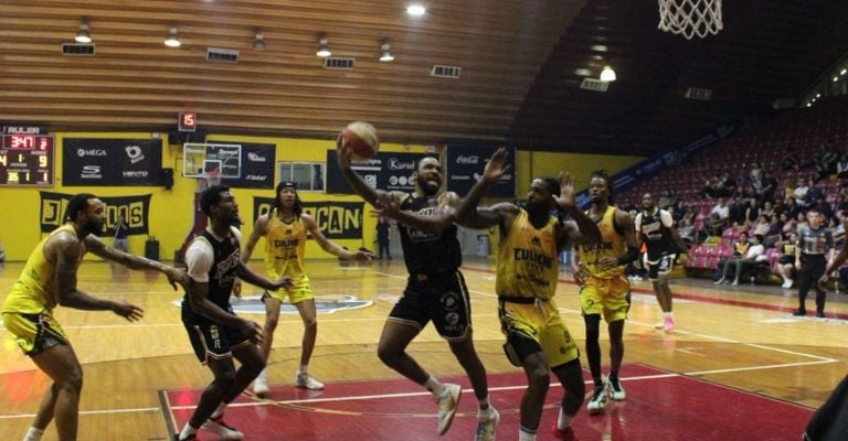 Toney trata de tirar a la canasta de Caballeros