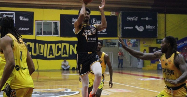 Ferguson se eleva para encestar par de puntos